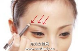浓淡色眉笔塑造立体自然眉毛