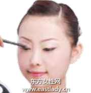 纯情水蜜桃眼妆让人更迷人