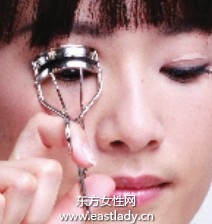 使用睫毛夹打造卷翘美睫