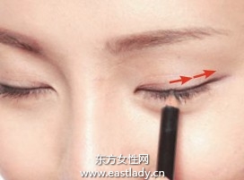 眼线笔描画使眼部轮廓收放自如