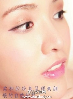 尖头棉棒+眼线粉打造自然眼线