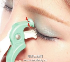 使用睫毛夹打造持久卷翘美睫