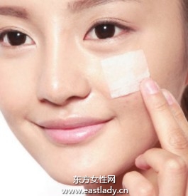 使用遮瑕品遮盖红色、不平整的痘痕