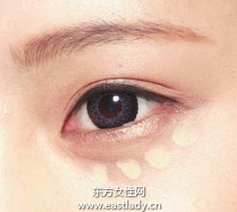 涂粉底后脸部肤色比较均匀 但黑眼圈还是明显