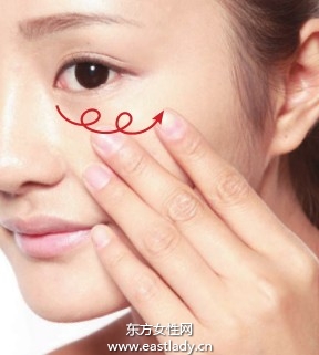 使用毛孔遮瑕膏填平粗大毛孔