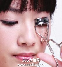 使用睫毛夹打造卷翘美睫