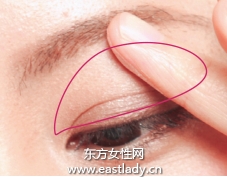 深浅双色眼影强调自然渐变效果