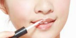 让唇部立体而富有光泽的唇妆画法