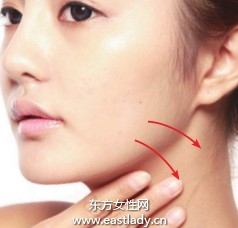 蜜粉搭配控油粉饼有效防止脱妆