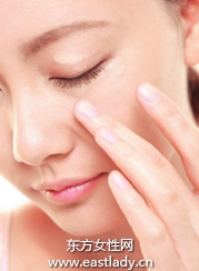 使用饰底乳改善肤色暗哑