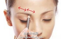 浓淡色眉笔塑造立体自然眉毛