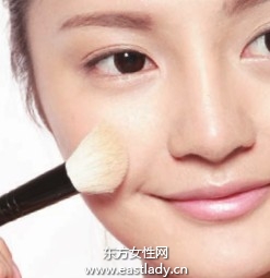 用蜜粉定妆打造透明感肤质