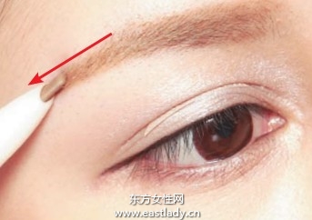 用眉笔塑造粗度与色调适中双眉
