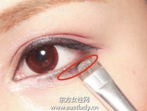 粉色眼影配合隐形眼线散发自然气息