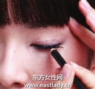 令双眼变得更大更明亮的眼妆画法