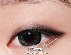 化妆技巧之使用眼影膏打造夏季清凉妆