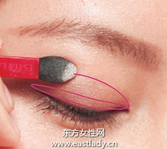 膏状眼影与粉状眼影打造持久立体感