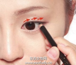 眼线笔描画使眼部轮廓收放自如