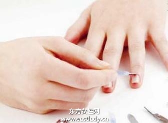 卸除指甲油的两种有效方法