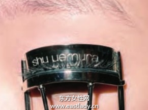 深色眼影随时补眼妆