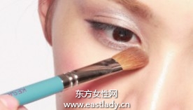 闪粉眼影提亮眼周消除黯沉