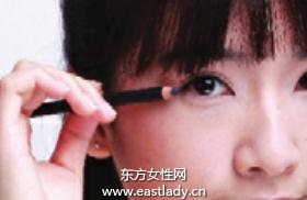 小小眼线画出大眼效果