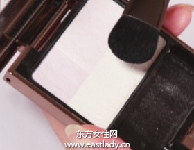 腮红修饰颧骨打造立体感妆效