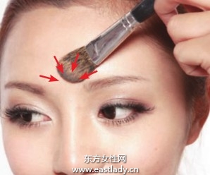 腮红修饰颧骨打造立体感妆效