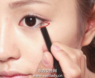 眼线笔描画使眼部轮廓收放自如