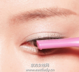 粘贴无梗假睫毛的贴法