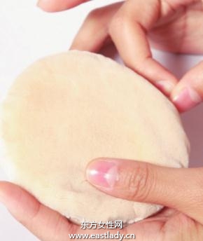 粉状粉底打造薄雾般的持久底妆