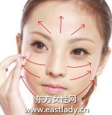 使用粉状粉底与粉刷打造哑光清透底妆