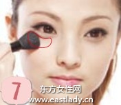 使用粉状粉底与粉刷打造哑光清透底妆