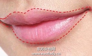 用唇刷描绘饱满双唇