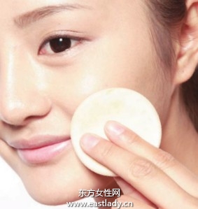 使用遮瑕膏遮盖发炎红肿痘痘