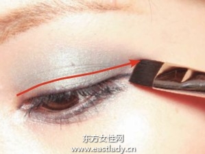 拉长眼影和眼线画出大眼妆容