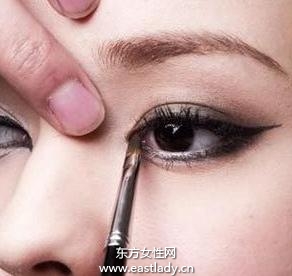 画眼线持久不晕染的三个小窍门