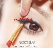 埋入式眼线画法画出柔媚印象大眼妆