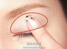 粉色眼影配合隐形眼线散发自然气息