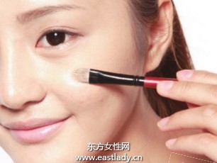 使用毛孔遮瑕膏填平粗大毛孔