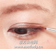 深浅双色眼影强调自然渐变效果