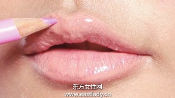 利用丰唇底膏塑造丰盈唇型