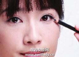 勾勒眼部线条打造妩媚眼神