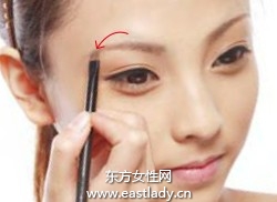 浓淡色眉笔塑造立体自然眉毛