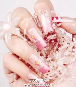 美甲教程之打造纯洁花瓣美甲