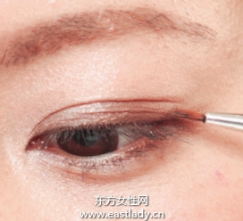 光感樱花芭比眼妆的画法