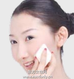 粉底配合珠光饰底乳增加肌肤通透感