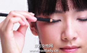 小小眼线画出大眼效果