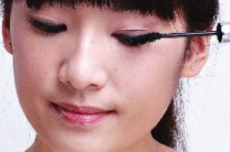 芭比式假睫毛贴法打造可爱妆容