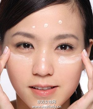 根据肌肤状态选择适合的饰底乳颜色